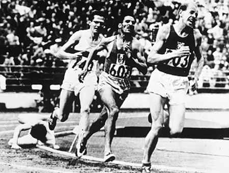 Picture of Emil Zatopek running in the 5000 m in the 1952 Olympics